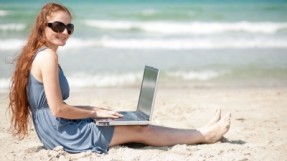 woman-vacation-laptop