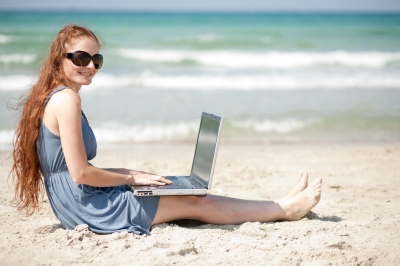 woman-vacation-laptop
